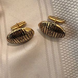 Men’s gold cuff links